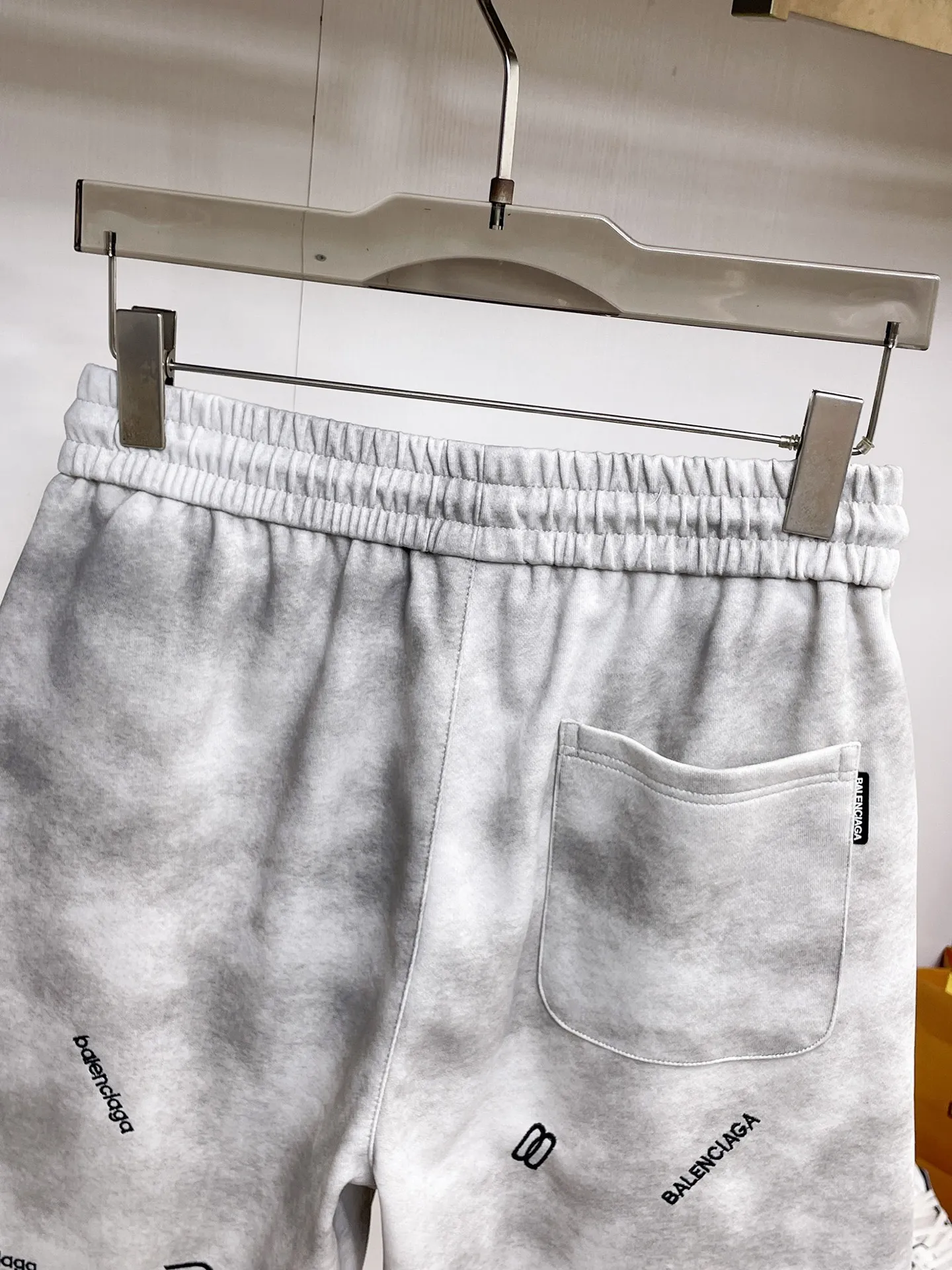 Balenciaga's three-standard complete 2026 summer New Arrival men's casual shorts, advanced custom-made Breathable fabric, Breathable fabric, extremely stretchy and comfortable, impeccable details, top-grade accessories, original logo design concept, delicate and soft feel! The upper body fit is awesome! Size: M-XXXL Please state your height and weight when ordering